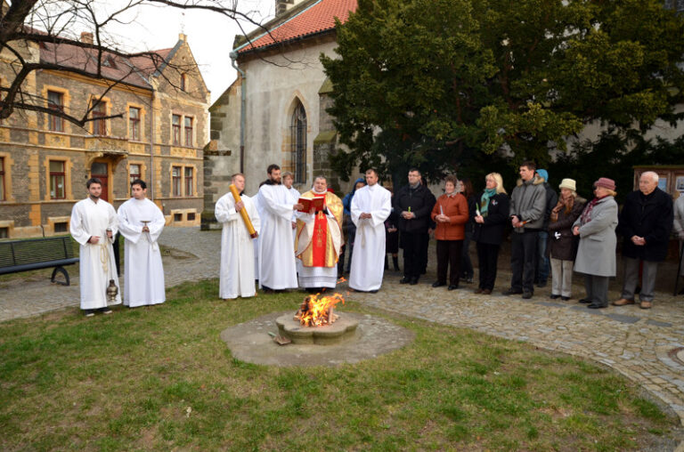 Velikonoční Liturgie 2012 s přijetí svátosti křtu a biřmování